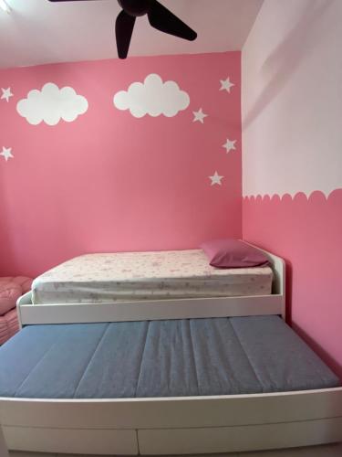 Ένα ή περισσότερα κρεβάτια σε δωμάτιο στο Homestay Rindu Houz Bandar Mahkota Banting