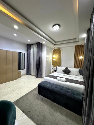 a bedroom with a large bed in a room at De Fivez in Lagos