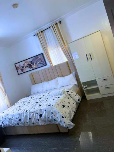 a bedroom with a bed and a large window at Luxury 1&2 Bedrooms Apartment Ikeja Lagos Core, Family, Business, Leisure, 24h Power&Water, Fast WiFi, Two Balconies, Spacious Living, Easy Transport,Just 10min to GRA&SHOPRITE in Ikeja