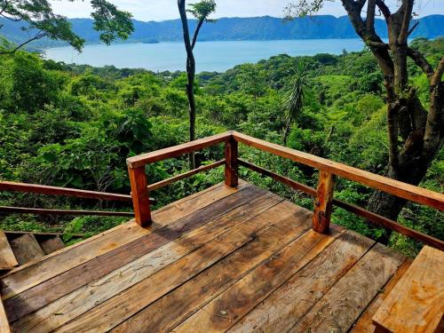 una terraza de madera con vistas al agua en La Escondida, 