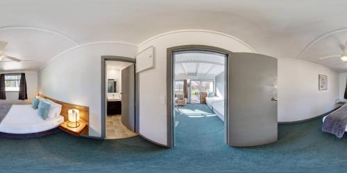 Ein Bett oder Betten in einem Zimmer der Unterkunft Hideaway of Rotorua