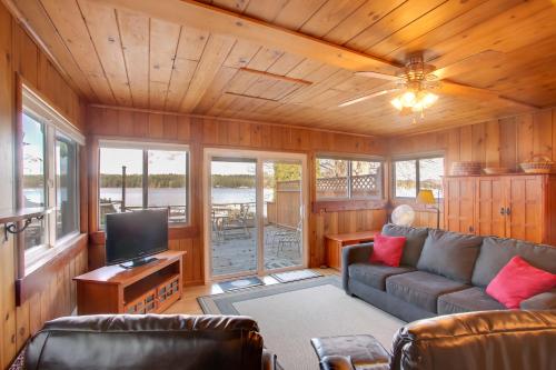 Televisyen dan/atau pusat hiburan di Charming Lakefront Cabin with Deck and Fire Pit!
