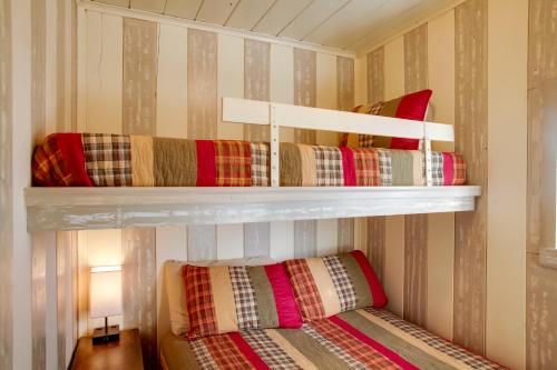 Katil atau katil-katil dalam bilik di Charming Lakefront Cabin with Deck and Fire Pit!