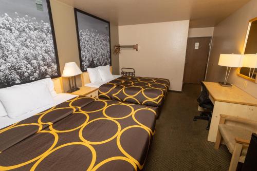 Ένα ή περισσότερα κρεβάτια σε δωμάτιο στο FairBridge Inn & Suites Moscow - Pullman