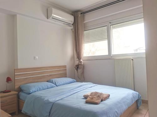 a bedroom with a bed with a towel on it at 凯宁民宿 in Piraeus