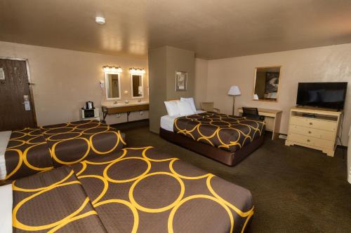 Ένα ή περισσότερα κρεβάτια σε δωμάτιο στο FairBridge Inn & Suites Moscow - Pullman
