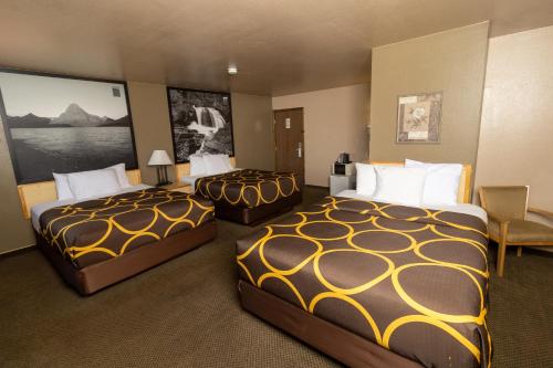 Ένα ή περισσότερα κρεβάτια σε δωμάτιο στο FairBridge Inn & Suites Moscow - Pullman
