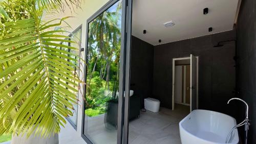 Ένα μπάνιο στο Four Moons Villa - Elegant 2BR - Private Pool - Hin Kong Beach