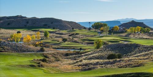 a view of a golf course with hills in the background at Casita La Mesilla in Espanola