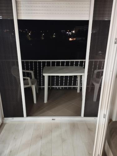 Un balcón o terraza en Belgrade Green Apartman Beograd