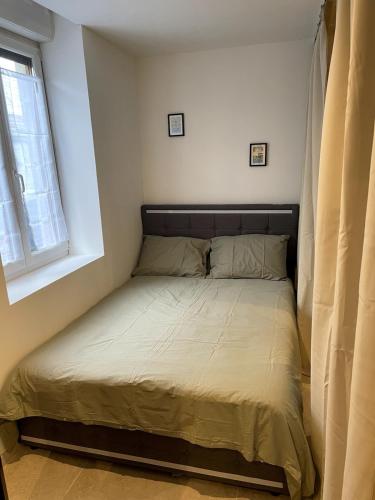 a small bed in a room with a window at Studio Cosy Lezennes Decathlon Arena in Lezennes