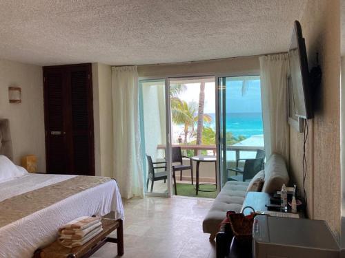 カンクンにあるSolymar Condo 1203のベッドがあり海が見える寝室