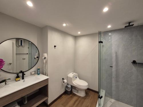 a bathroom with a toilet and a sink and a shower at Moderna suite con balcón a pasos de la playa in Cartagena de Indias