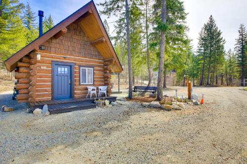 ボナーズ・フェリーにあるPeaceful Kootenai Cabin - Unplug in the Mtns!の青いドアのある森の小屋