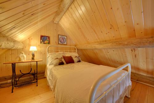Peaceful Kootenai Cabin - Unplug in the Mtns!にあるベッド