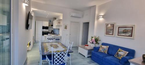 a living room with a blue couch and a table at Cielo e Mare in Positano