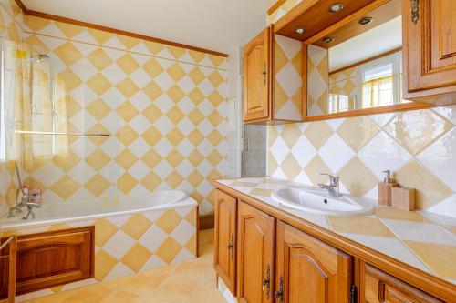 a bathroom with a sink and a bath tub at appartement proche paris et Roissy in Persan