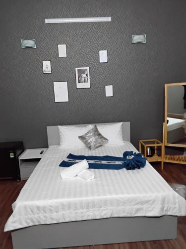 a bedroom with a bed with notes on the wall at Hotel LOAN ĐÀI in Bùi Tiếng