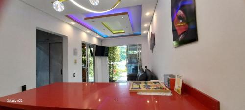 a dining room with a table and a purple ceiling at Hotel y Cabañas Parinzzi in Guatapé