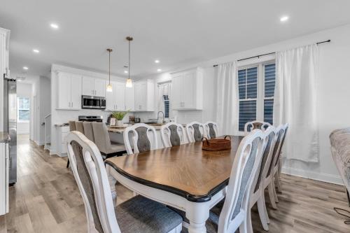 a kitchen and dining room with a table and chairs at Best 4br Home Great Kitchen, Wifi, Parking For 3 in Seaside Heights