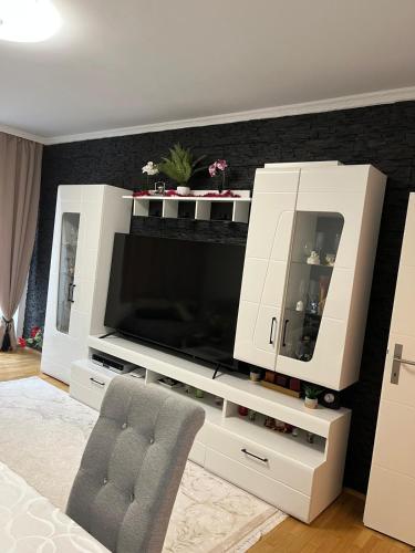 Una televisión o centro de entretenimiento en Moderne Ferienwohnung in Mödling bei Wien