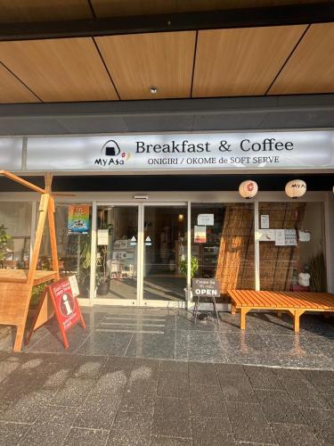 Samsara Inn 今だけオープン特別価格に飾ってある許可証、賞状、看板またはその他の書類