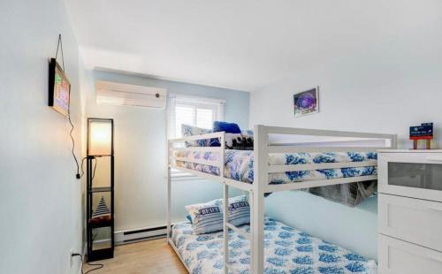 Giường trong phòng chung tại Best Beachfront Condo Ortley Beach