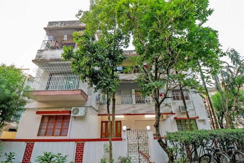 Un edificio blanco con un balcón en la parte superior. en Honey O Regency City Center Metro Station, en Salt Lake City