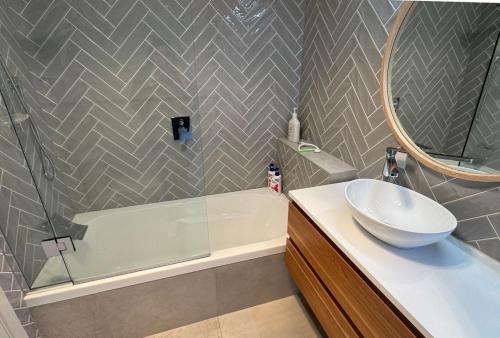 Ένα μπάνιο στο The Lake House