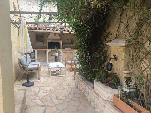 Maison provençale, vue, terrasses et piscine