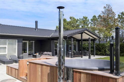 a patio with a hot tub and a fountain at BV144-Blavand-Horntoftvej-13 in Blåvand