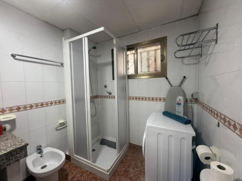 ein Badezimmer mit Dusche, Toilette und Waschbecken in der Unterkunft Agaete parque Playa del Inglés in Playa del Ingles