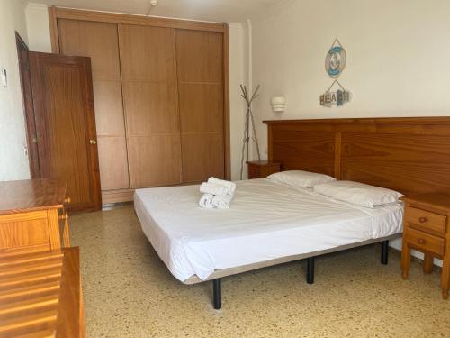 ein Schlafzimmer mit einem Bett mit zwei Handtüchern darauf in der Unterkunft Agaete parque Playa del Inglés in Playa del Ingles