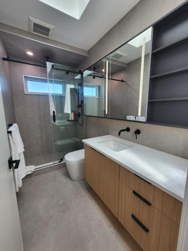 Koupelna v ubytování Luxury 3-Bedroom Home Modern Retreat in Vancouver