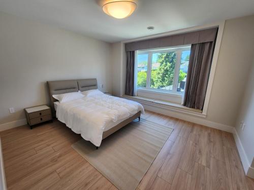 Postel nebo postele na pokoji v ubytování Luxury 3-Bedroom Home Modern Retreat in Vancouver