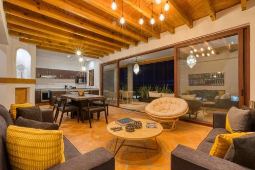 a living room with couches and tables and a kitchen at Casa para 7 Personas SMA in San Miguel de Allende