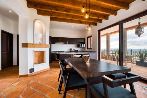 a kitchen and dining room with a table and a fireplace at Casa para 7 Personas SMA in San Miguel de Allende