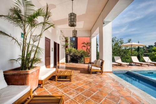 an outdoor living room with a pool and a house at Casa para 7 Personas SMA in San Miguel de Allende