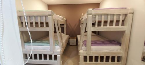 two sets of bunk beds in a room at Hotel y Cabañas Parinzzi in Guatapé