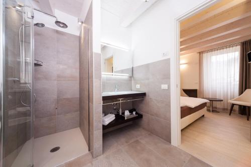 uma casa de banho com um chuveiro e um lavatório. em Bed and Breakfast Casa Mosole em Malcesine