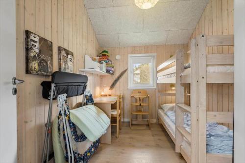 a room with two bunk beds and a desk at BV313-Blavand-Hvidbjerg-Strandvej-40 in Blåvand