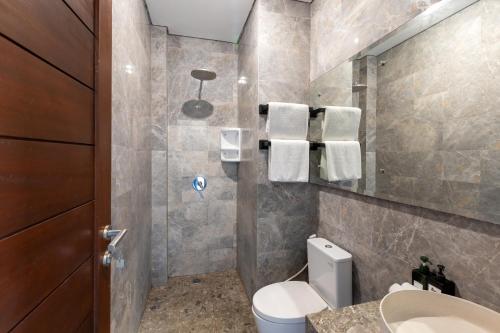 a bathroom with a toilet and a sink at Sandat Living in Canggu
