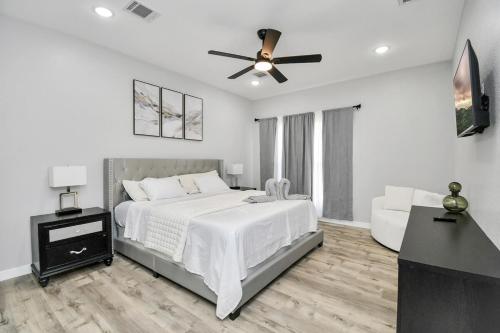 Ένα ή περισσότερα κρεβάτια σε δωμάτιο στο Chill House, Private and Relaxing, Hot Tub, Games