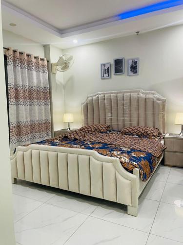 Katil atau katil-katil dalam bilik di Luxury Apartment in Bahria Town Rawalpindi