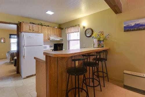 Una cocina o zona de cocina en Condo with Grill Access Close to Angel Fire Resort