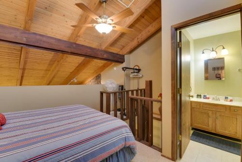 Cama o camas de una habitación en Condo with Grill Access Close to Angel Fire Resort