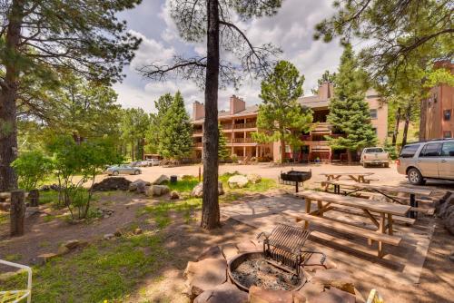un parque con un banco y una hoguera en Condo with Grill Access Close to Angel Fire Resort, en Angel Fire