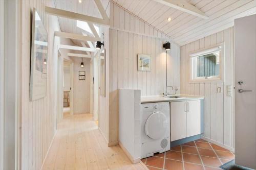 a laundry room with a washing machine and a sink at BV325-Blavand-Tvaervaenget-8 in Blåvand