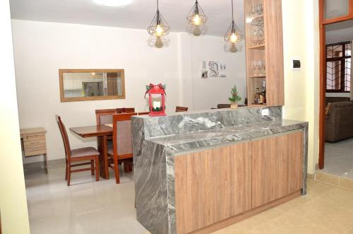 eine Küche und ein Esszimmer mit Marmoroberflächen in der Unterkunft Casa de La Reina in Chiclayo