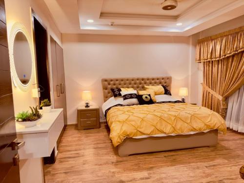 Ένα ή περισσότερα κρεβάτια σε δωμάτιο στο 1 BHK Fully Furnished Apartment